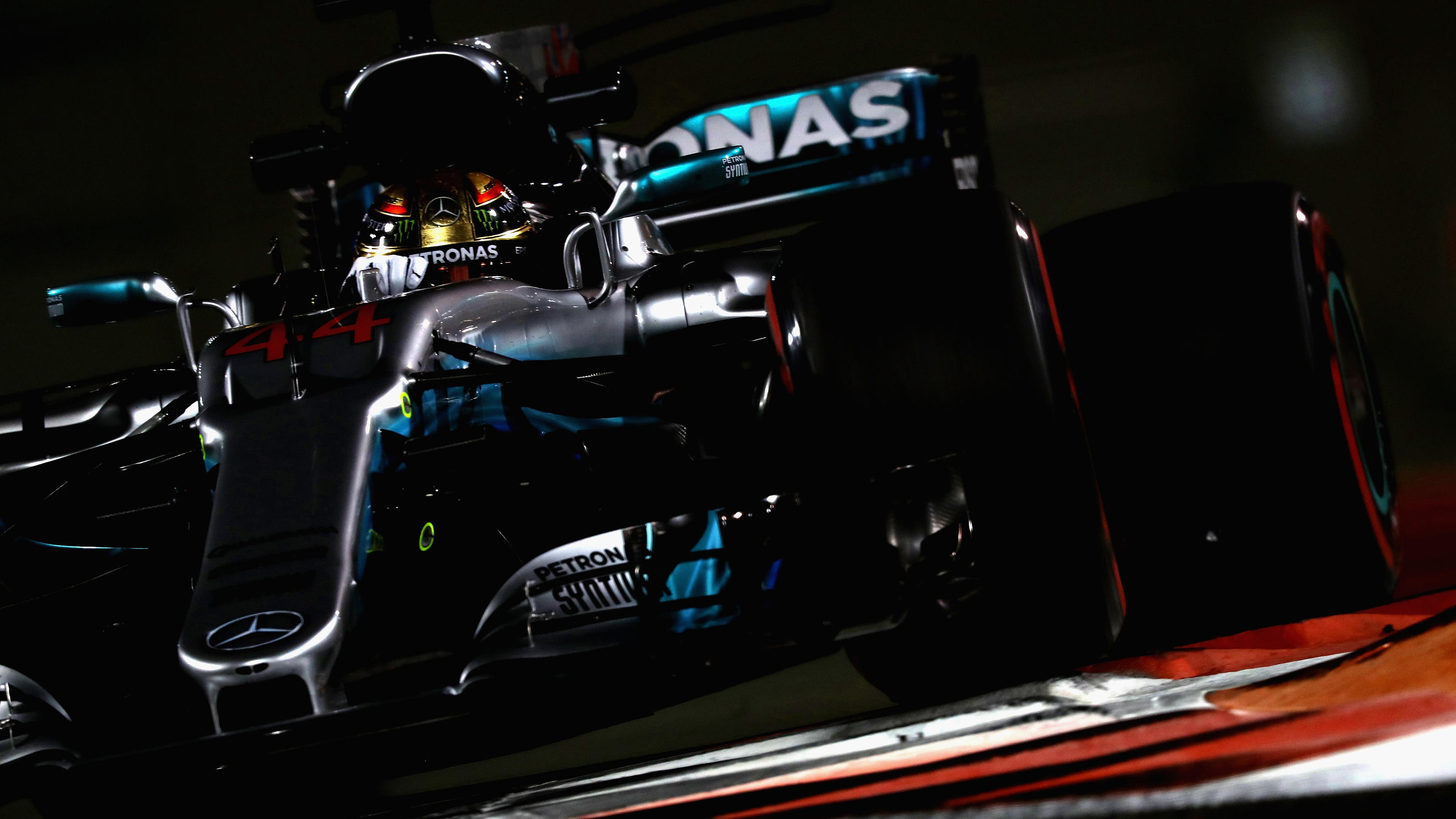Abu-Dhabi-GP: Goldhelm Lewis Hamilton rast zur Tagesbestzeit in der Wüste ABU DHABI, UNITED ARAB EMIRATES - NOVEMBER 24: Lewis Hamilton of Great Britain driving the (44) Mercedes AMG Petronas F1 Team Mercedes F1 WO8 on track during practice for the Abu Dhabi Formula One Grand Prix at Yas Marina Circuit on November 24, 2017