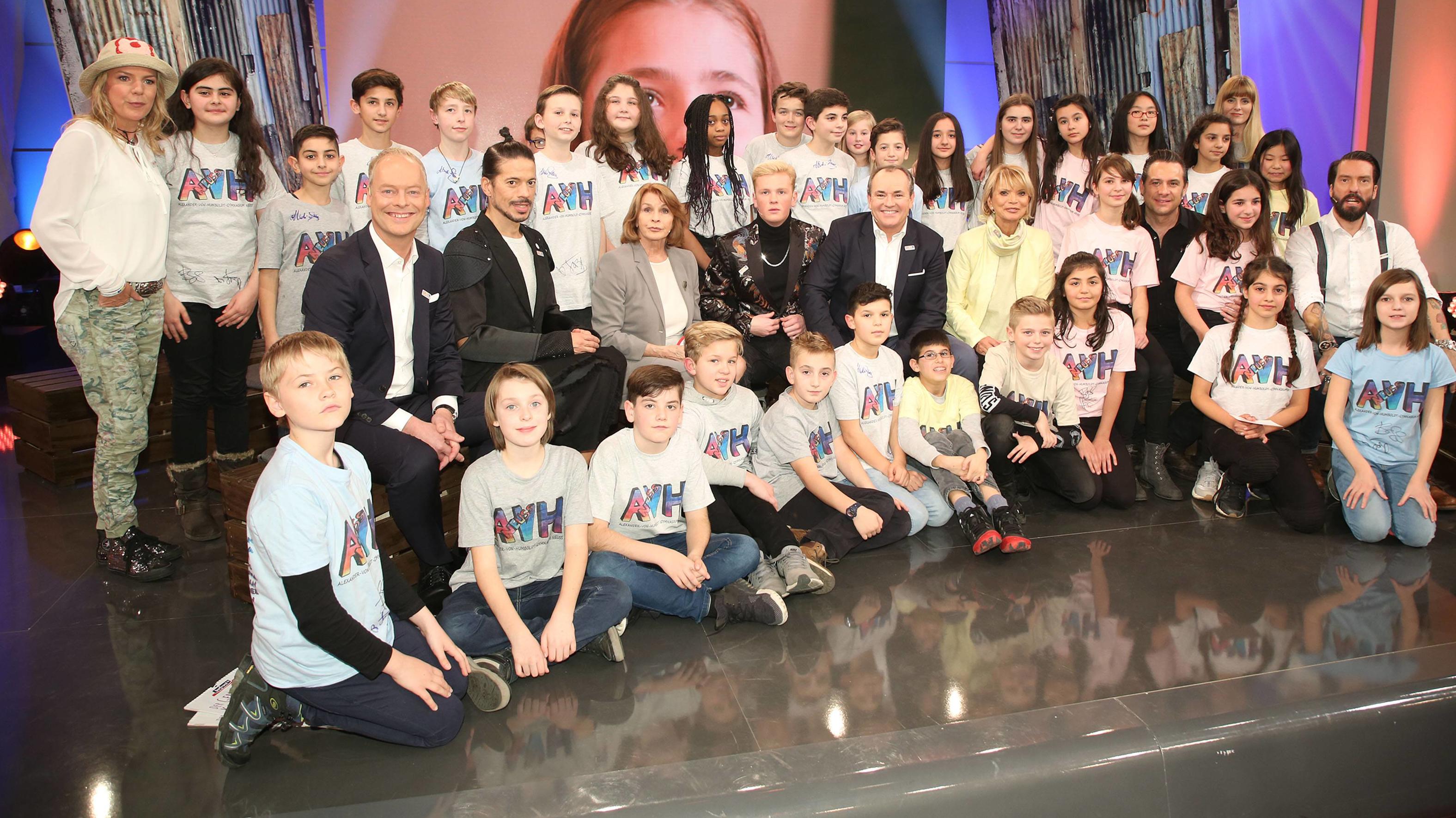 9.188.527 Euro beim 22. RTL-Spendenmarathon Gruppenbild mit den Teilnehmern um Moderator Wolfram Kons beim RTL Spendenmarathon am 23.11.2017 in Koeln RTL Spendenmarathon 2017 in Koeln *** Group picture with the participants around moderator Wolfram Kons at RTL Spendenmarathon on 23 11 2017 in