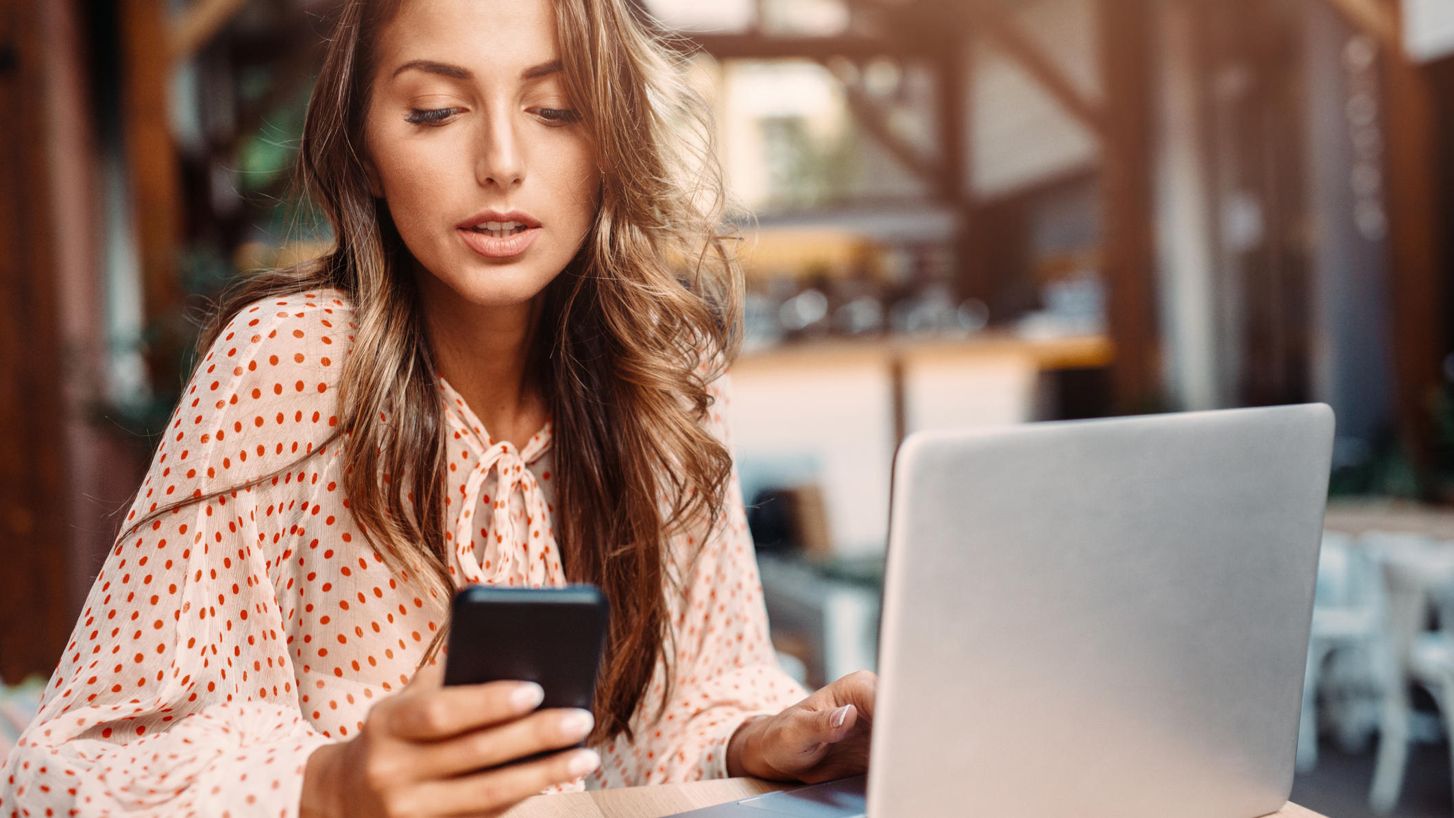Audiotracking: Erste Ultraschall-Firewall der Welt, die das Abhören von Smartphones verhindern soll Handy, Cafe, junge Frau, Frau, Smartphone, Laptop
