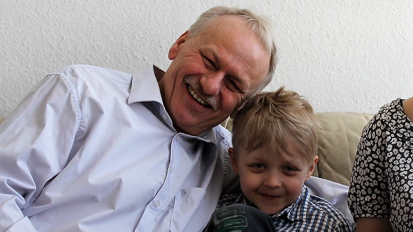 Aufzug im Hochhaus kaputt: Andreas S. (63) bricht in seiner Wohnung tot zusammen Andreas S. mit seinem kleinen Neffen.