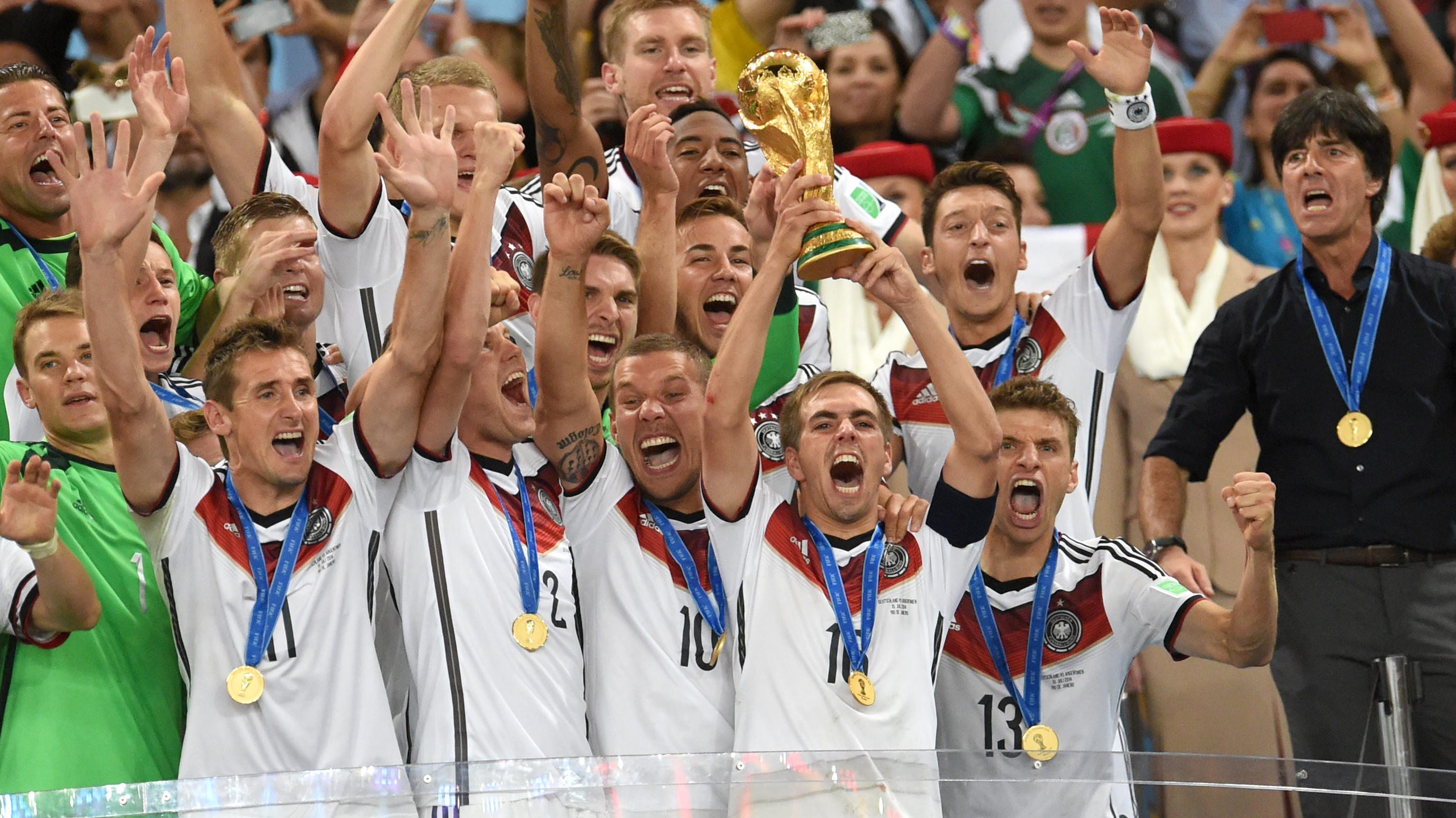 Der Nächste, bitte! Weltmeister-Kapitän Philipp Lahm fordert neue Jogi-Kultur vom Bundestrainer ARCHIV - Philipp Lahm (M) aus Germany hält am 13.07.2014 den WM-Pokal zwischen seinen Teamkollegen Torwart Manuel Neuer (vorne L-R), Miroslav Klose, Kevin Großkreutz, Lukas Podolski und Thomas Mueller; Bundestrainer Joachim Loew (zweite Reihe R-L),