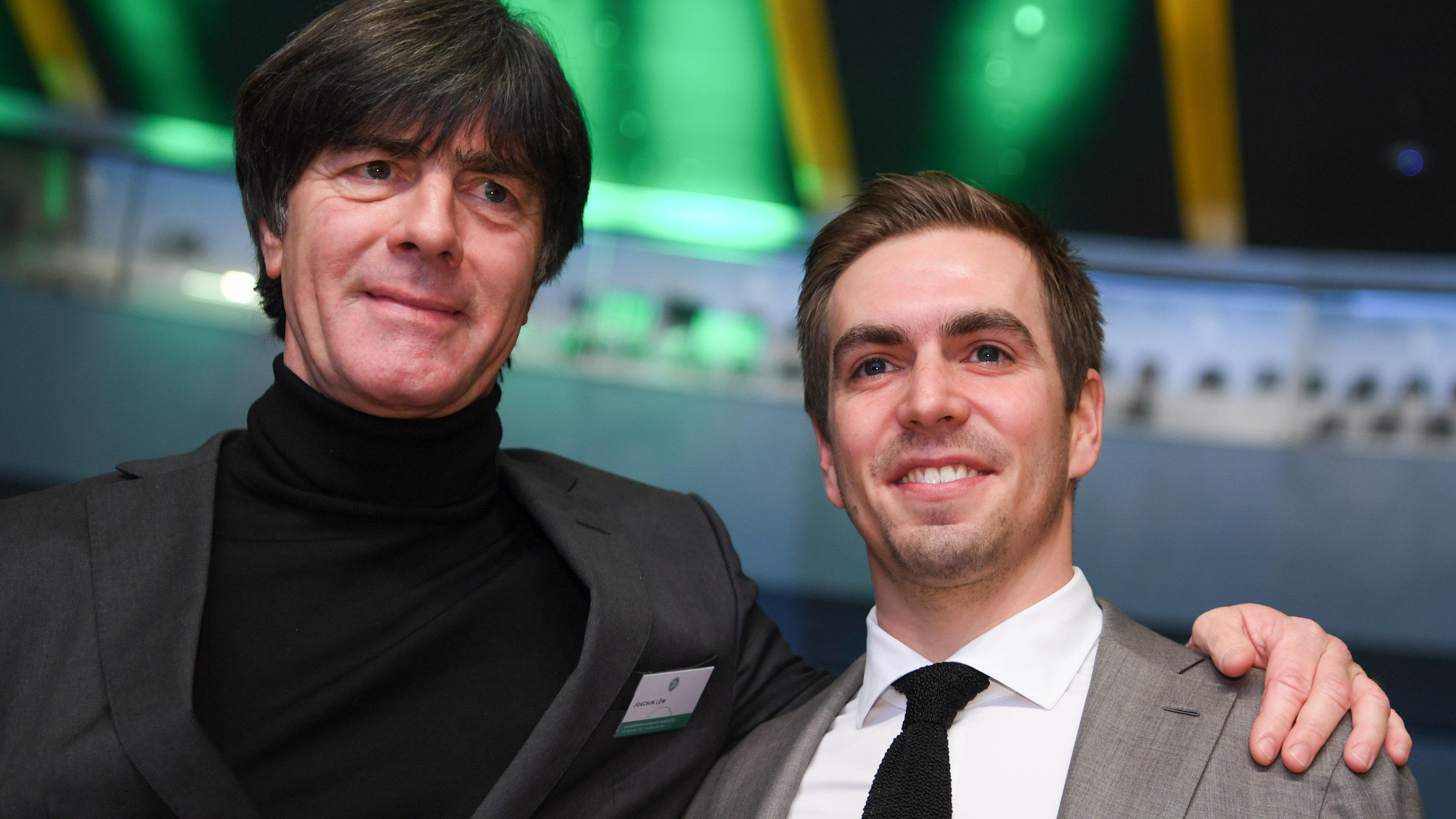 Der Nächste, bitte! Weltmeister-Kapitän Philipp Lahm fordert neue Jogi-Kultur vom Bundestrainer Bundestrainer Joachim Löw (l) und der frühere Nationalspieler Philipp Lahm stehen am 08.12.2017 beim außerordentlicher Bundestag des Deutschen Fußball-Bundes (DFB) in Frankfurt am Main (Hessen) zusammen. Die Delegierten wollen die Weichen für einschn