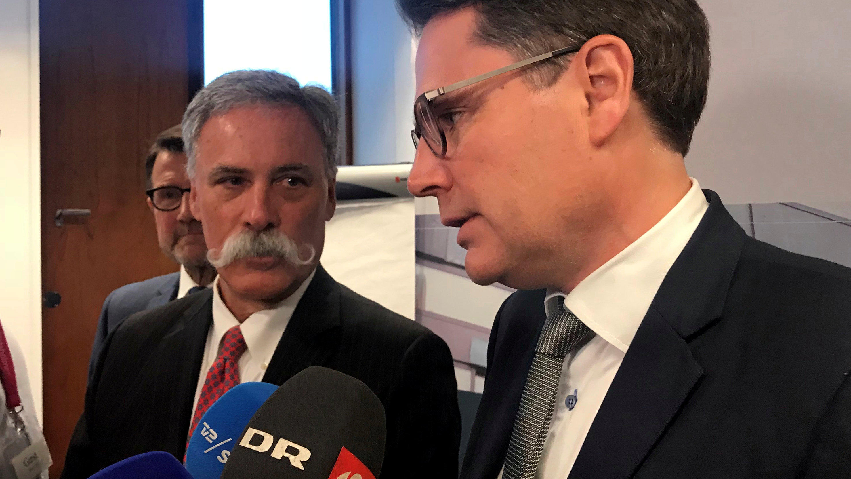 Formel 1: F1-Boss Chase Carey hält zukünftiges Stadtrennen in Kopenhagen für möglich Formula One chief executive Chase Carey (L) and Denmark's Minister for Industry, Business and Financial Affairs Brian Mikkelsen speak to media in Copenhagen, Denmark January 10, 2018. REUTERS/Stine Jacobsen