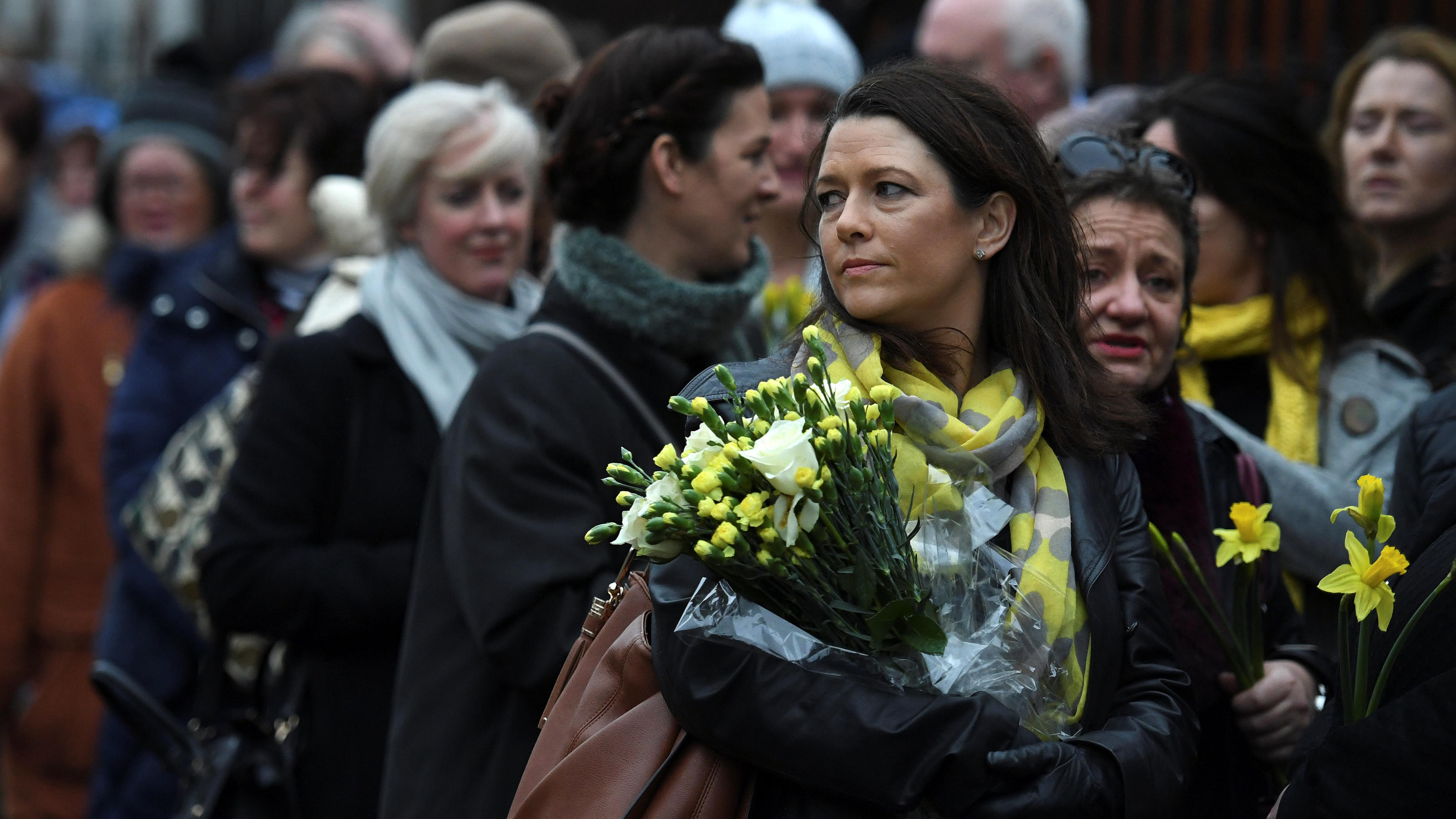 Dolores O'Riordan: Bewegende Trauerfeier in ihrer irischen Heimatstadt Schoolfriends bring yellow flowers to represent sunshine as they queue up to view Cranberries singer Dolores O'Riordan's coffin as it is carried into St. Joseph's Church for a public reposal in Limerick, Ireland January 21, 2017. REUTERS/Clodagh Kilc