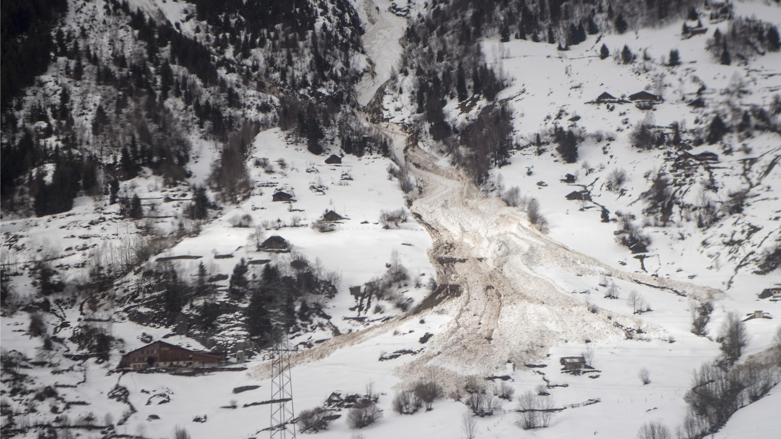 Lawinen in den Alpen: Die Lawinengefahr sinkt weiter - es bleibt aber gefährlich Lawinenabgänge in der Schweiz