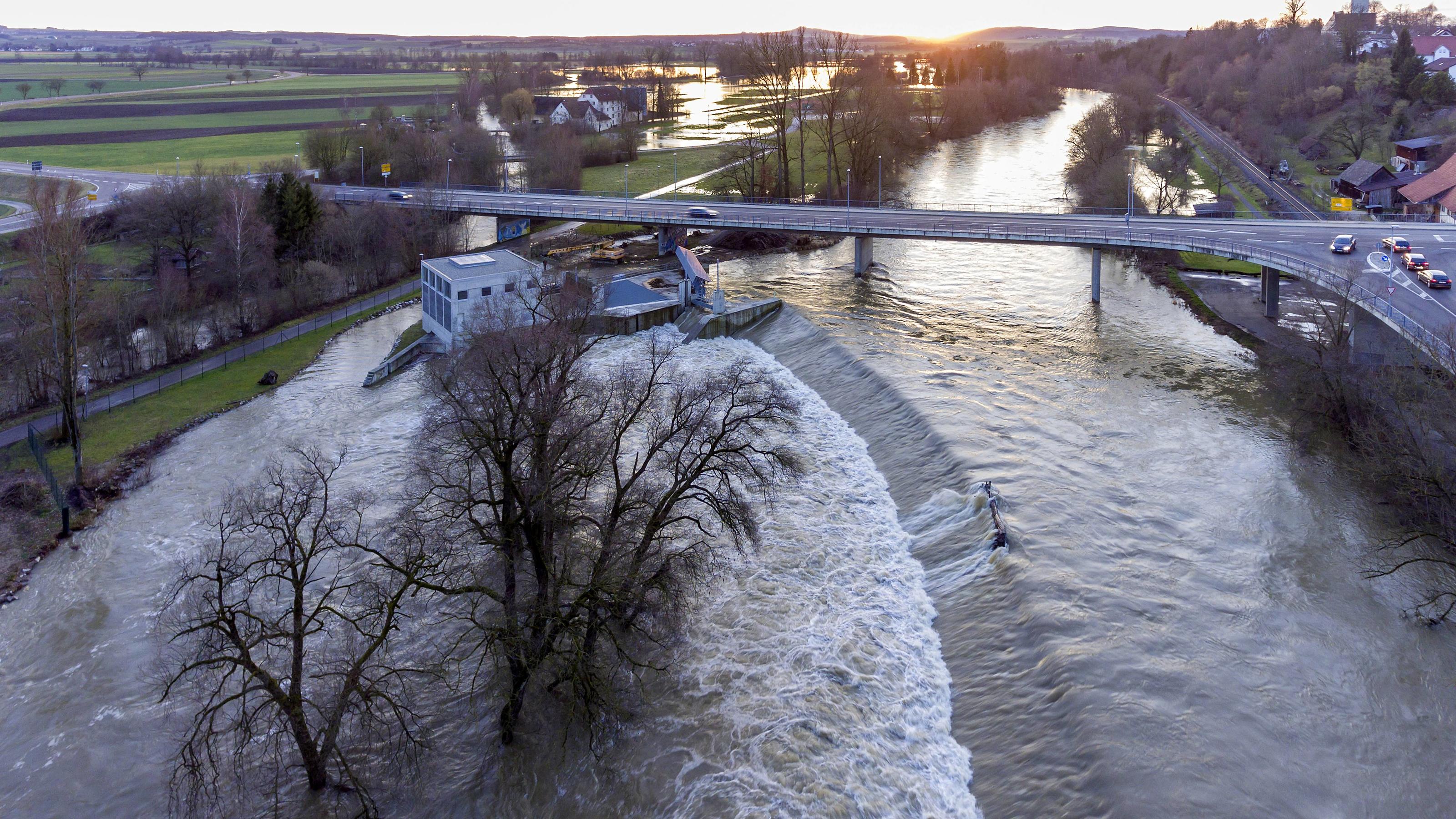 Keine Entspannung der Hochwasserlage: Die Pegel steigen weiter Hochwasser an der Donau