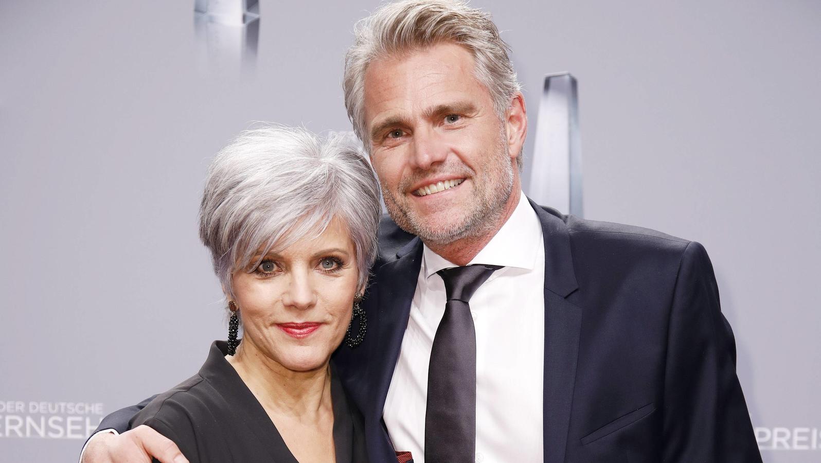 Birgit Schrowange spricht offen über ihr "zweites erstes Mal" Birgit Schrowange mit Freund Frank Spothelfer bei der Verleihung des Deutschen Fernsehpreises 2018