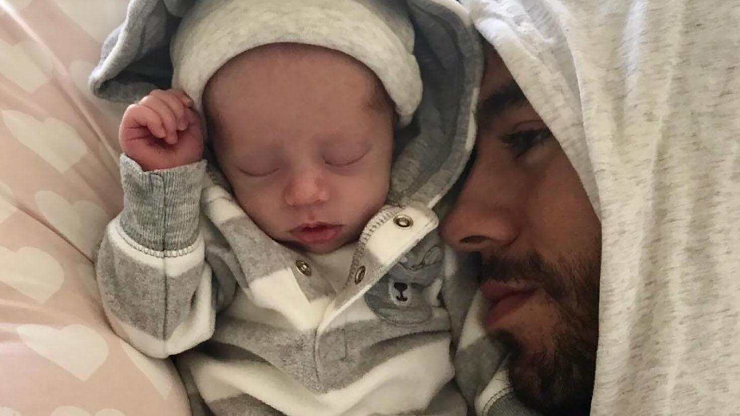 Enrique Iglesias spricht erstmals über seine Zwillinge Proud new dad Enrique Iglesias shared this touching photo after his long time girlfriend Anna Kournikova secretly gave birth to twins. The singer posted the cute snap to Instagram, showing himself lying down and gazing lovingly at one of the newborn