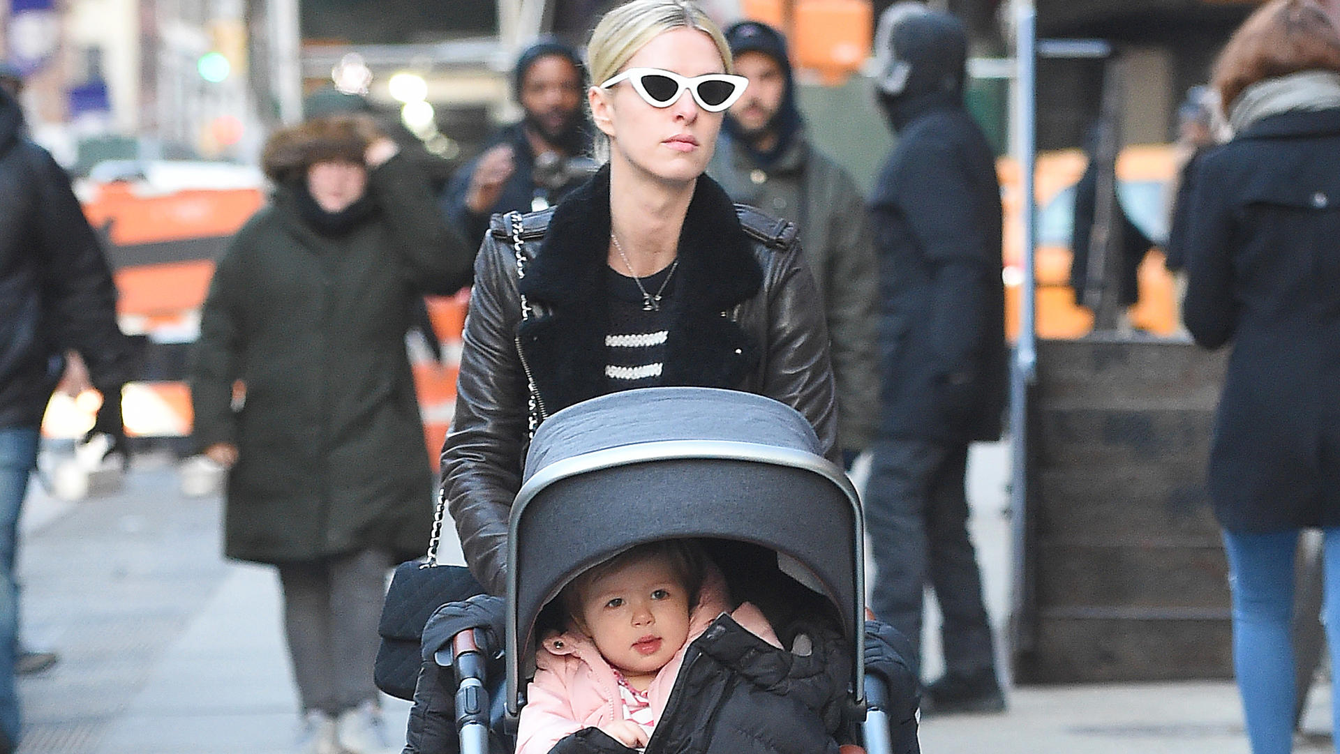 Nicky Hilton zeigt erstmals ihre Tochter Teddy Nicky Hilton and daughter Lily Grace Rothschild take a stroll in New York City