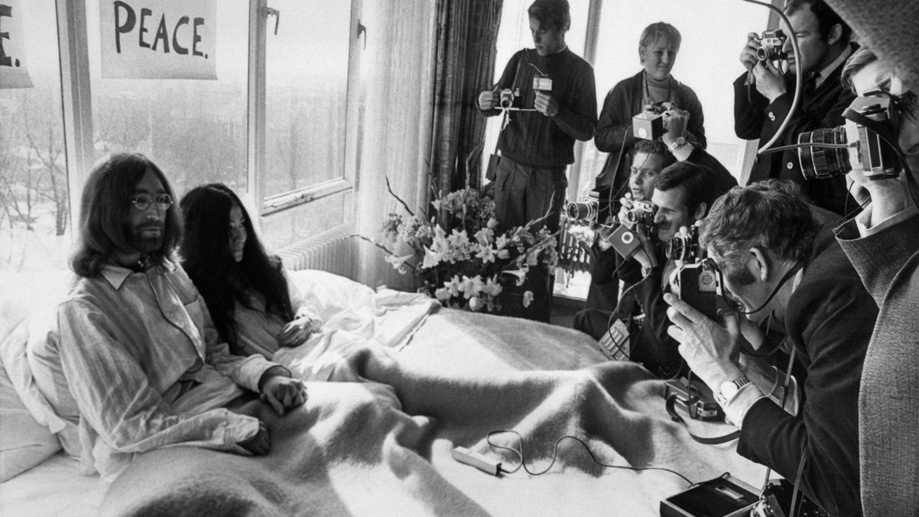 Yoko Ono: John Lennons Witwe feiert 85. Geburtstag John Lennon und Yoko Ono 1969 in Amsterdam.