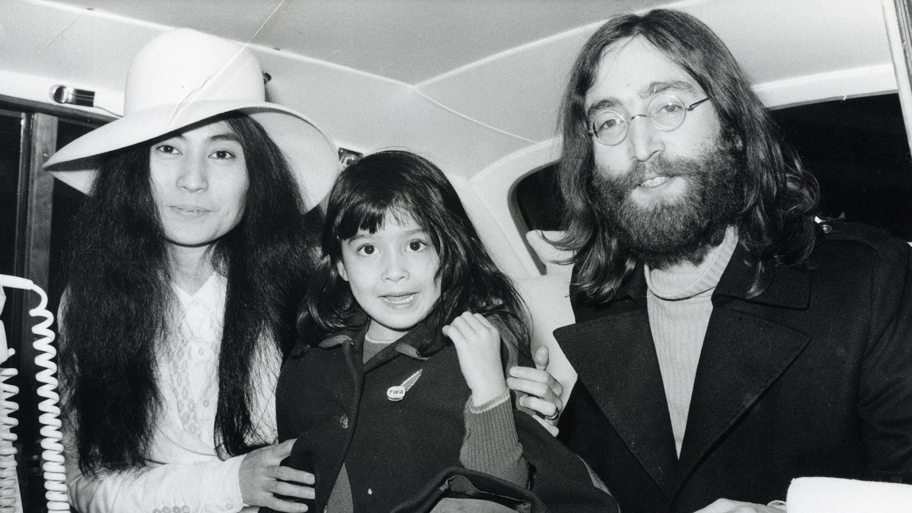Yoko Ono: John Lennons Witwe feiert 85. Geburtstag Beatle John Lennon with wife Yoko Ono and her six year old Kyoko Cox, 1969. PUBLICATIONxINxGERxSUIxAUTxONLY 1013_126