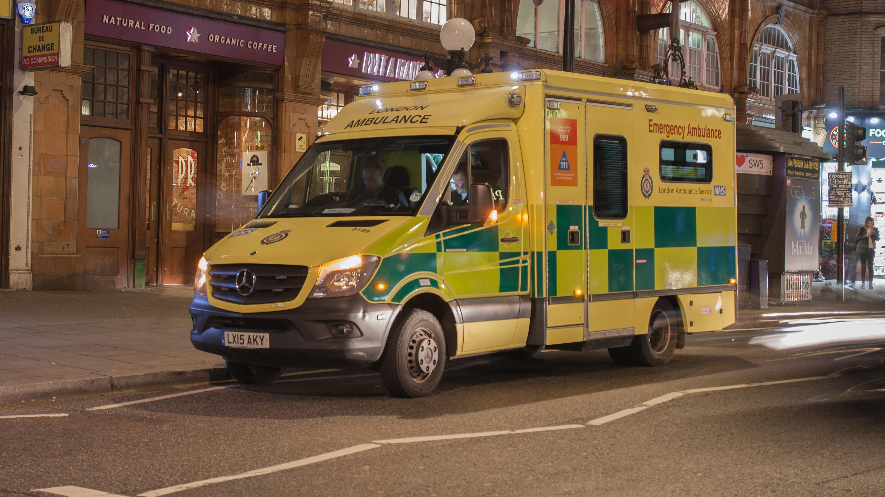 "Jetzt fahrt eure Karre weg": Erschreckende Notiz an einem Krankenwagen in England "Jetzt fahrt eure Karre weg": Erschreckende Notiz an einem Krankenwagen in England