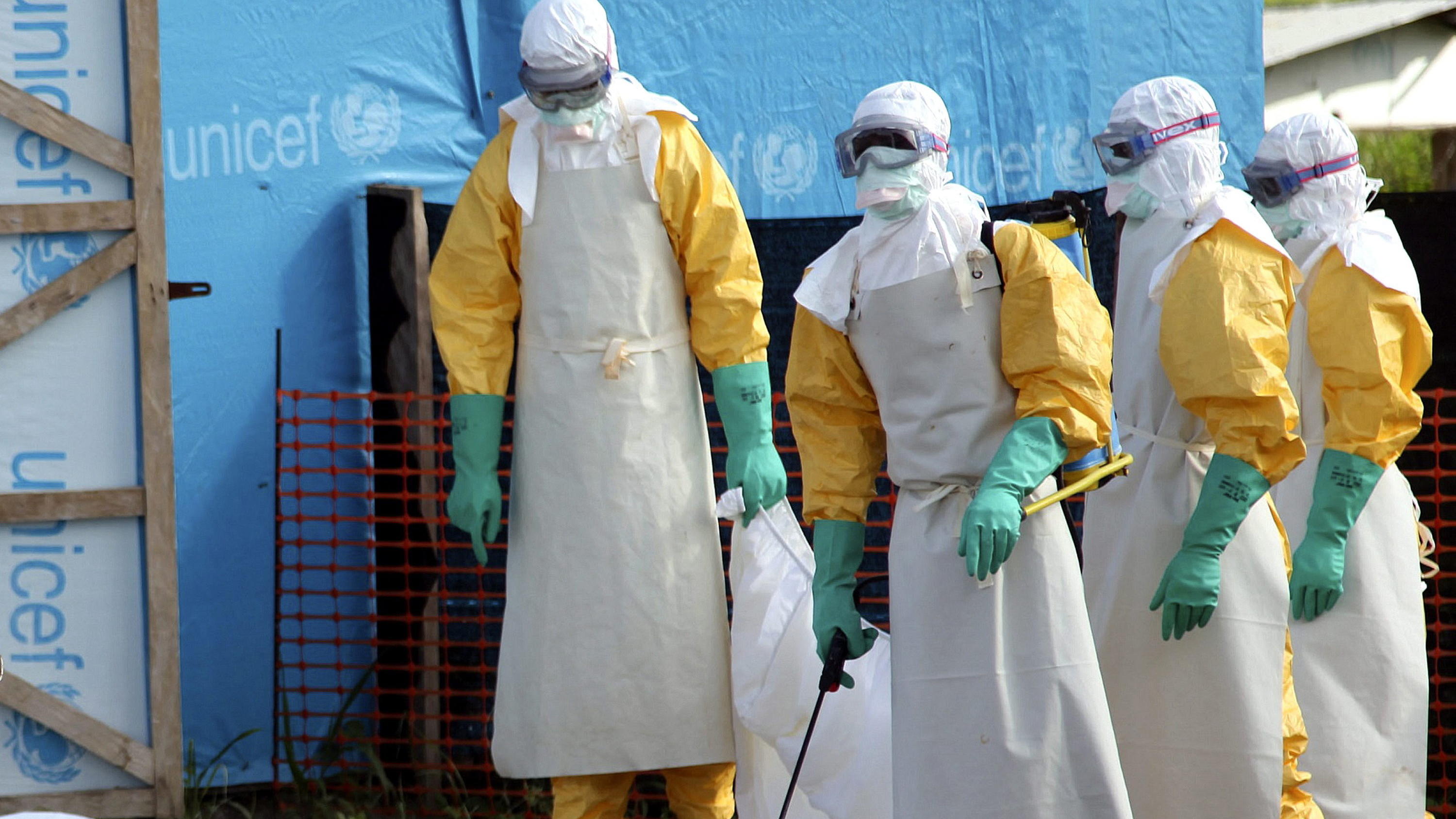 WHO warnt vor Krankheit X: Was steckt dahinter? epa04316953 A photograph made available 15 July 2014 shows Liberian health workers about to load the body of a woman who died from the Ebola virus into a pickup at the isolation unit in Foya, Lofa County, Liberia 02 July 2014. The World Health Organi
