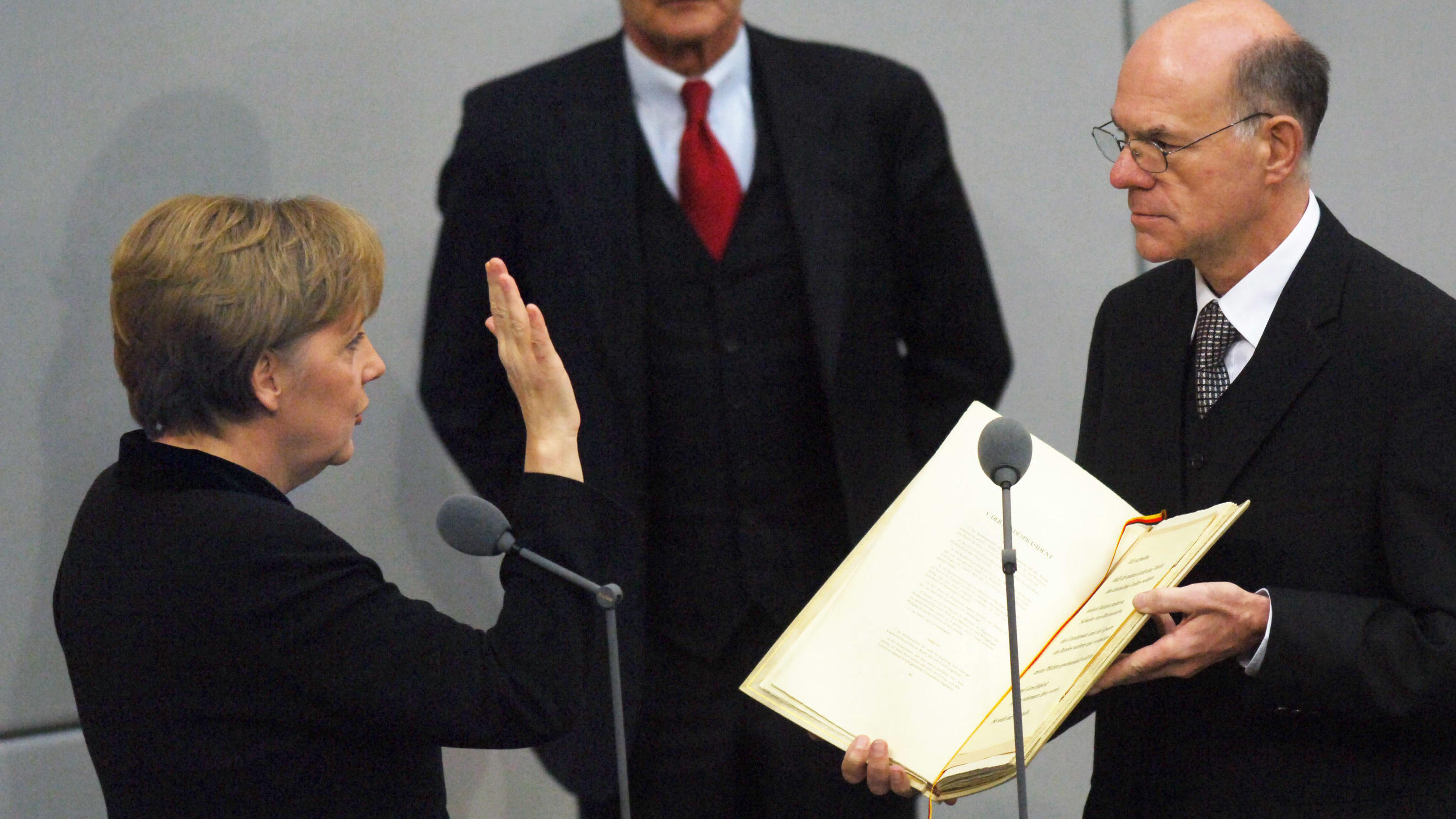 Angela Merkel vor ihrer vierten Wahl zur Bundeskanzlerin ARCHIV - ARCHIV - Nach ihrer Ernennung durch den Bundespräsidenten legt die neugewählte Bundeskanzlerin Angela Merkel (CDU) am 22.11.2005 im Bundestag in Berlin vor Bundestagspräsident Norbert Lammert (r, CDU) den Amtseid ab. In der Mitte steht der d
