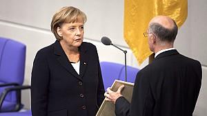 Angela Merkel vor ihrer vierten Wahl zur Bundeskanzlerin Die wiedergewählte Bundeskanzlerin Angela Merkel (CDU) legt am Mittwoch (28.10.2009) in Berlin den Amtseid vor Bundestagspräsident Norbert Lammert (CDU) ab. Die CDU-Vorsitzende wurde zuvor mit der Mehrheit der Stimmen des Parlaments gewählt. Foto: Ar
