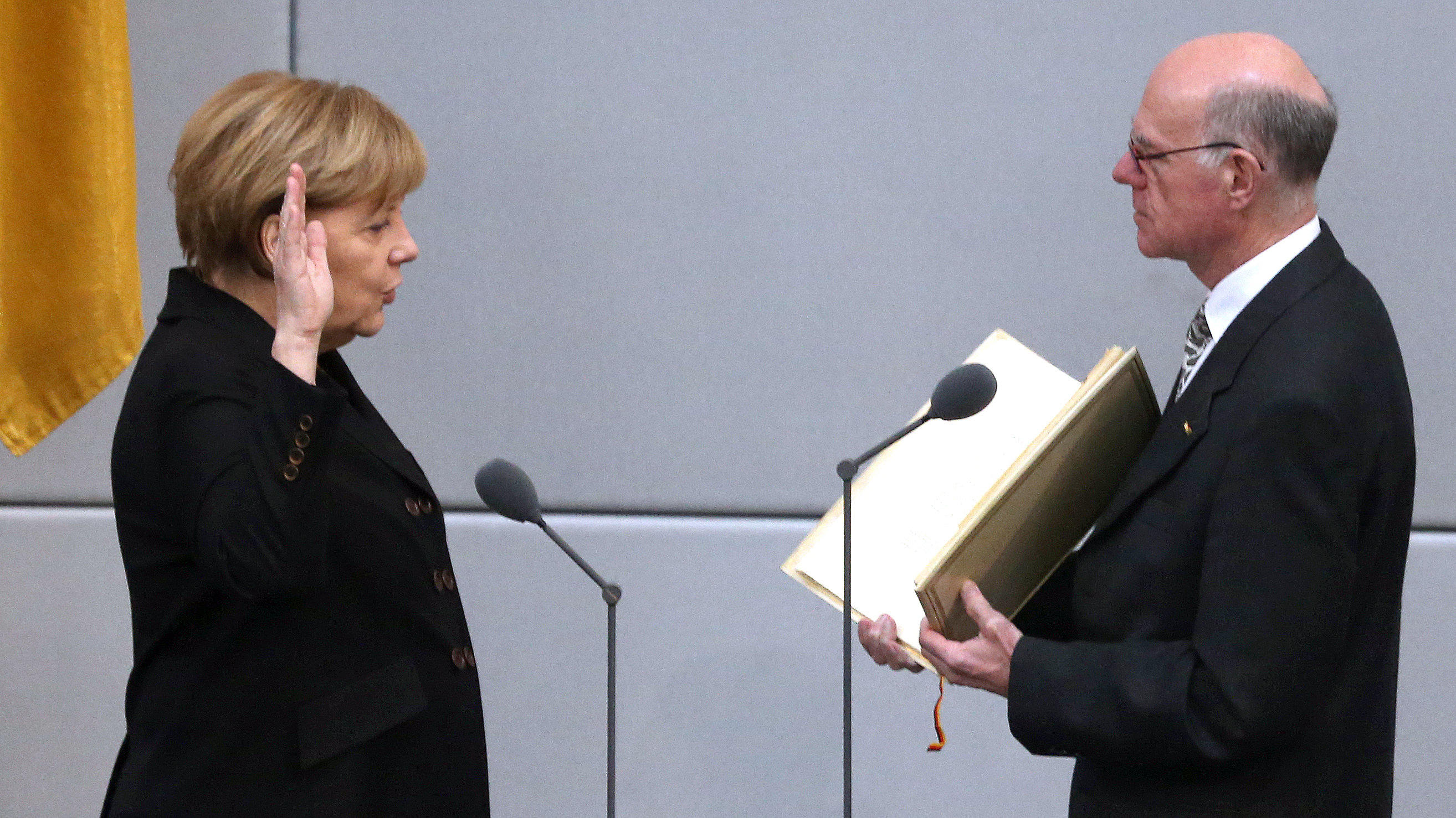 Angela Merkel vor ihrer vierten Wahl zur Bundeskanzlerin ARCHIV - 17.12.2013, Berlin: Bundeskanzlerin Angela Merkel legt am 17.12.2013 im Bundestag in Berlin beim Parlamentspräsidenten Norbert Lammert (beide CDU) den Amtseid ab. Am 14.03.2018 soll Merkel vom Bundestag erneut zur Kanzlerin gewählt werden. F