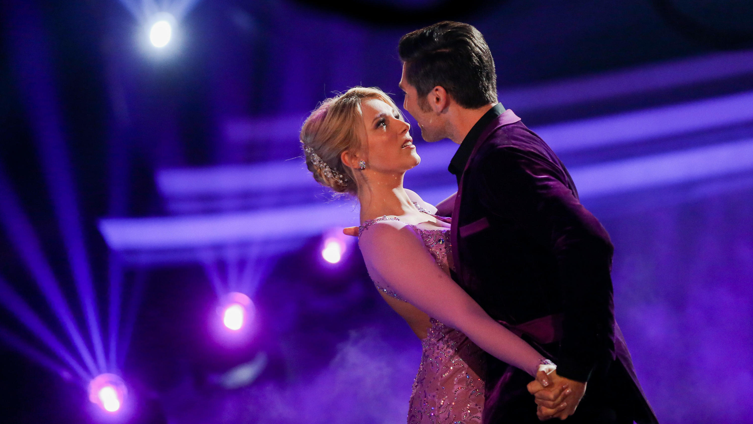 GZSZ-Star Iris Mareike Steen über ihre 'Let's Dance'-Teilnahme: "Es muss weh tun" Köln: Schauspielerin Iris Mareike Steen und Profitänzer Christian Polanc tanzen in der RTL-Tanzshow "Let's Dance". Foto: Rolf Vennenbernd/dpa +++ dpa-Bildfunk +++