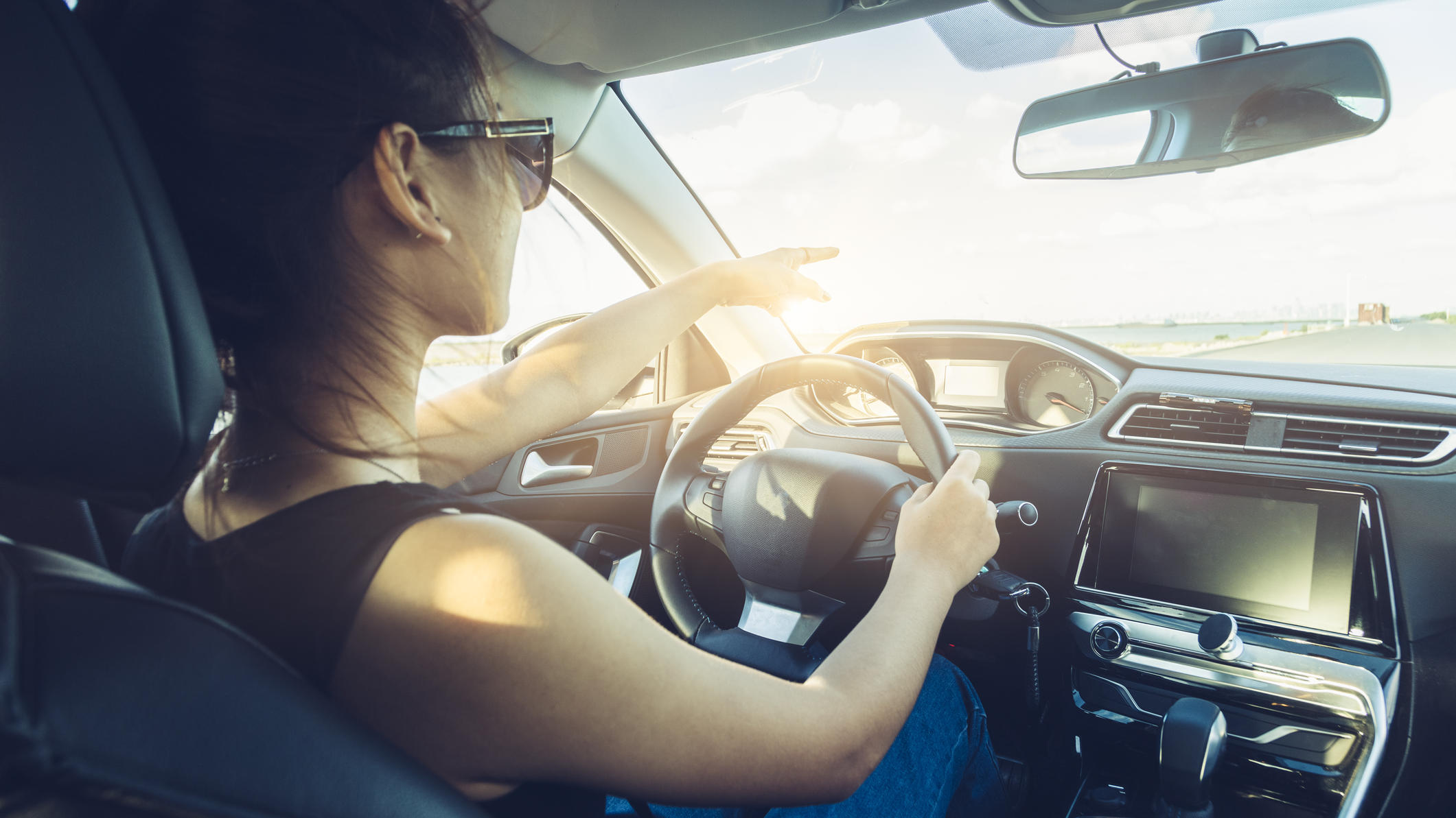 Neue Führerscheinfragen seit April 2018: Könnten Sie sie beantworten? rear view of cool girl in sunglasses driving car.