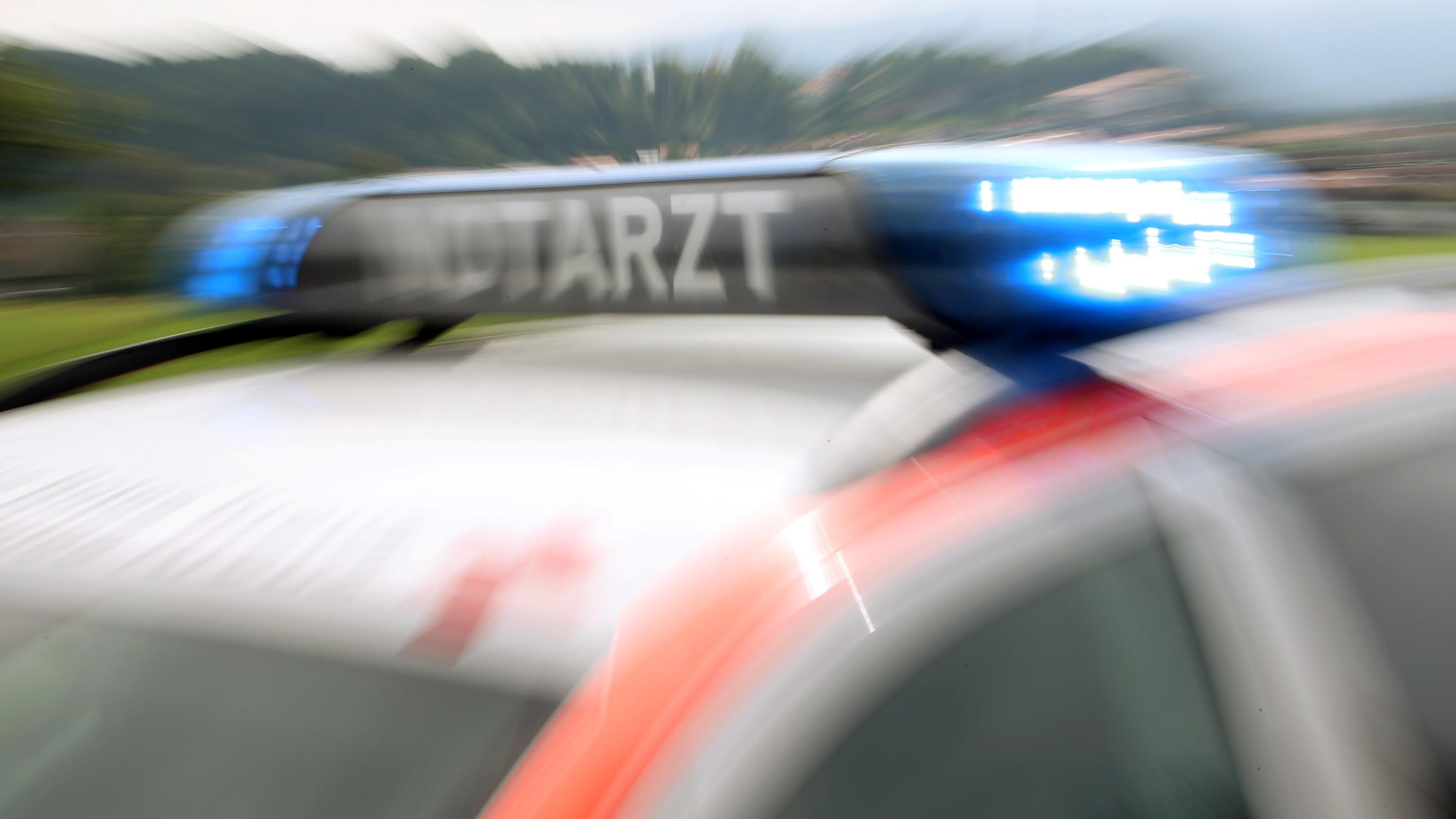 Kinder-Riesenrad kracht zusammen: Acht Kinder verletzt ARCHIV - 04.09.2014, Bayern, Miesbach: Ein Notarzteinsatzfahrzeug (NEF), aufgenommen mit Zoomeffekt. (zu dpa «Zahl der Rettungseinsätze in Bayern steigt weiter» vom 08.04.2018) Foto: Stephan Jansen/dpa +++ dpa-Bildfunk +++