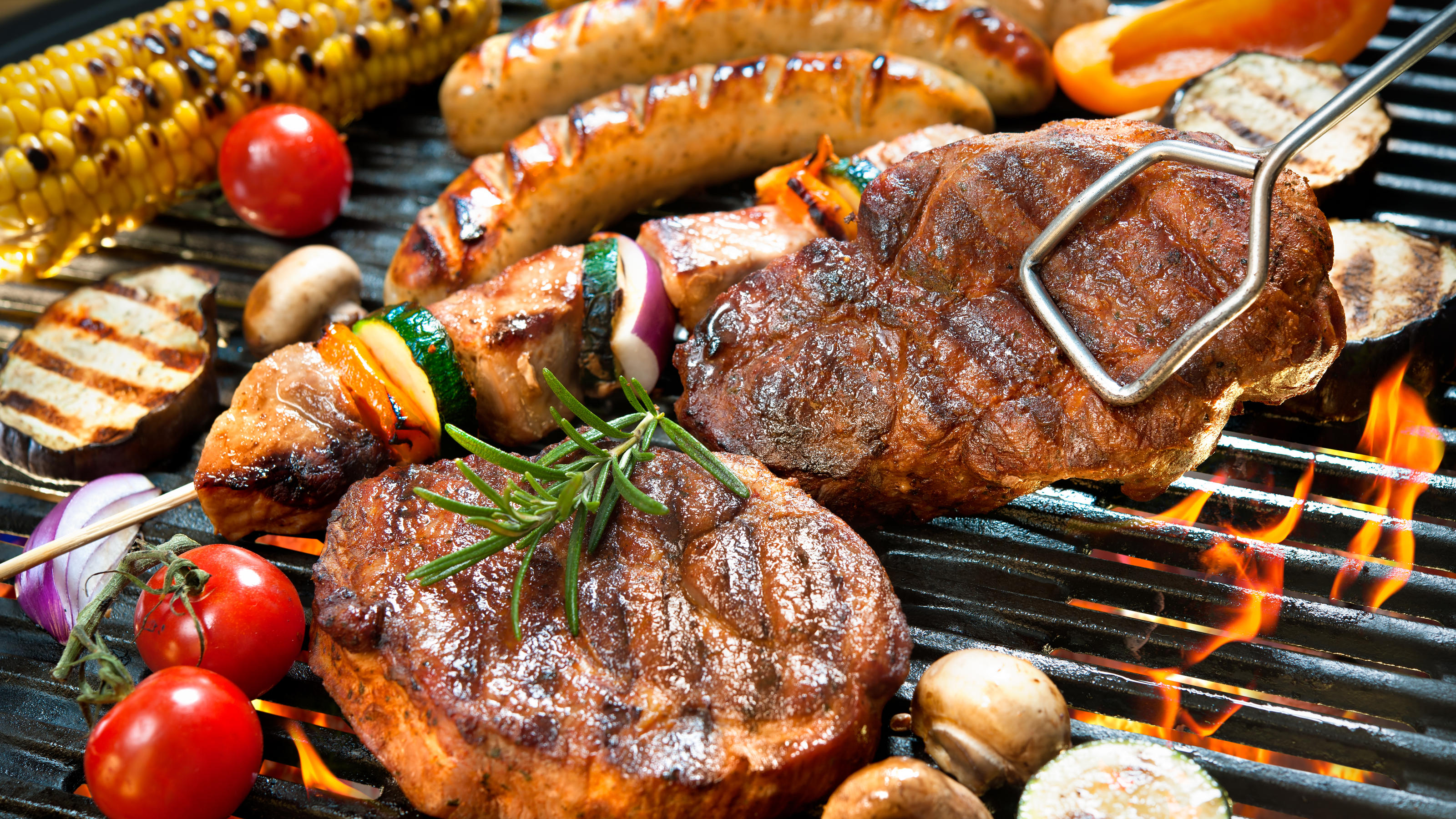 Blitzrezepte zum Grillen: So kann die Grillsaison beginnen Assorted delicious grilled meat with vegetable over the coals on a barbecue