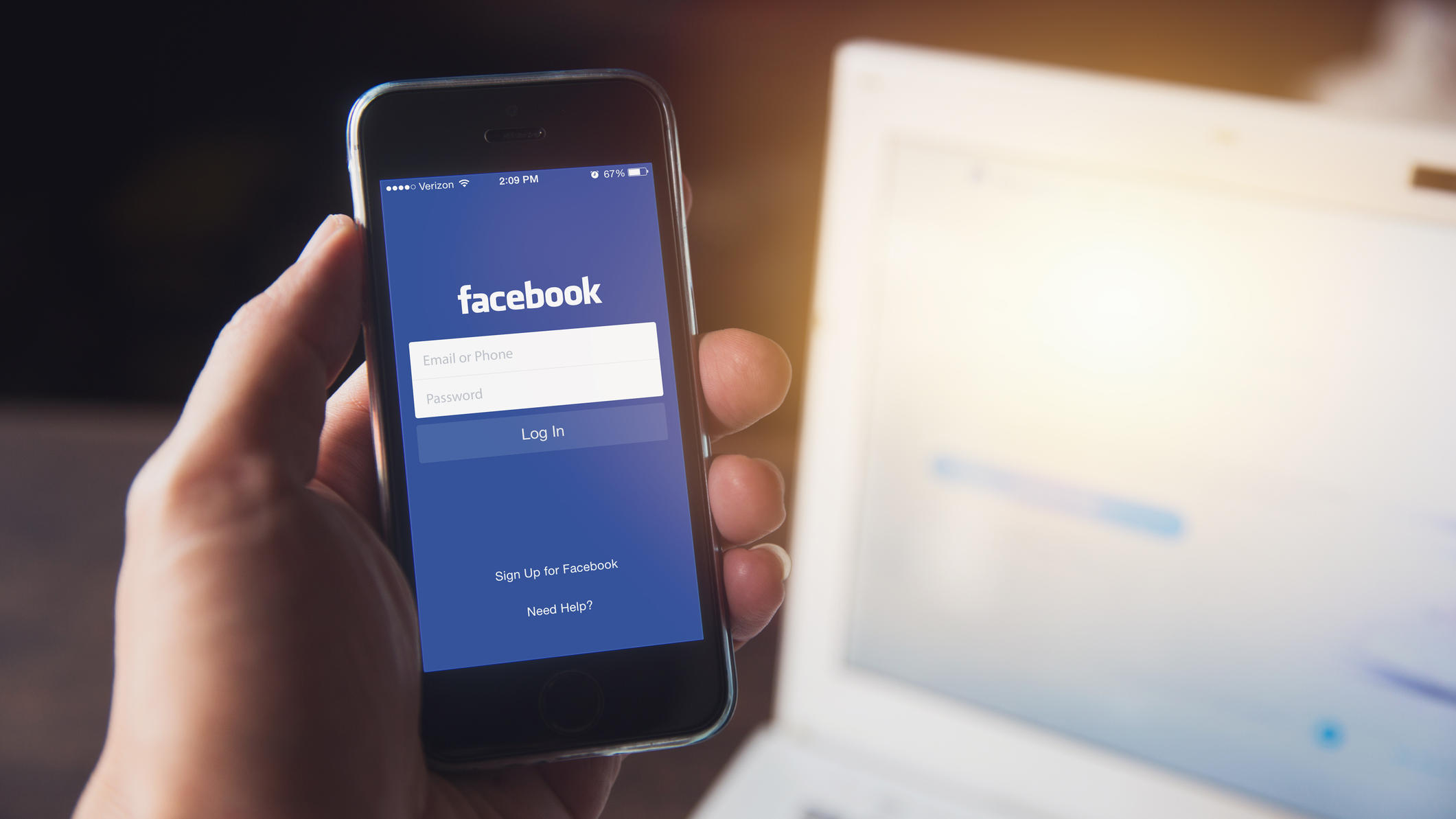 Neue Facebook-Falle: Vorsicht vor der "Bist du das...?-Nachricht! Smartphone mit Facebook-Login.