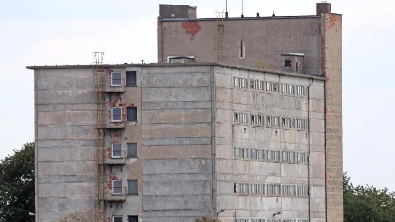 Maasdorf: Tierschützer demonstrieren gegen Massentierhaltung und 'Schweinehochhaus' Das sogenannte 'Schweinehochhaus' in Maasdorf