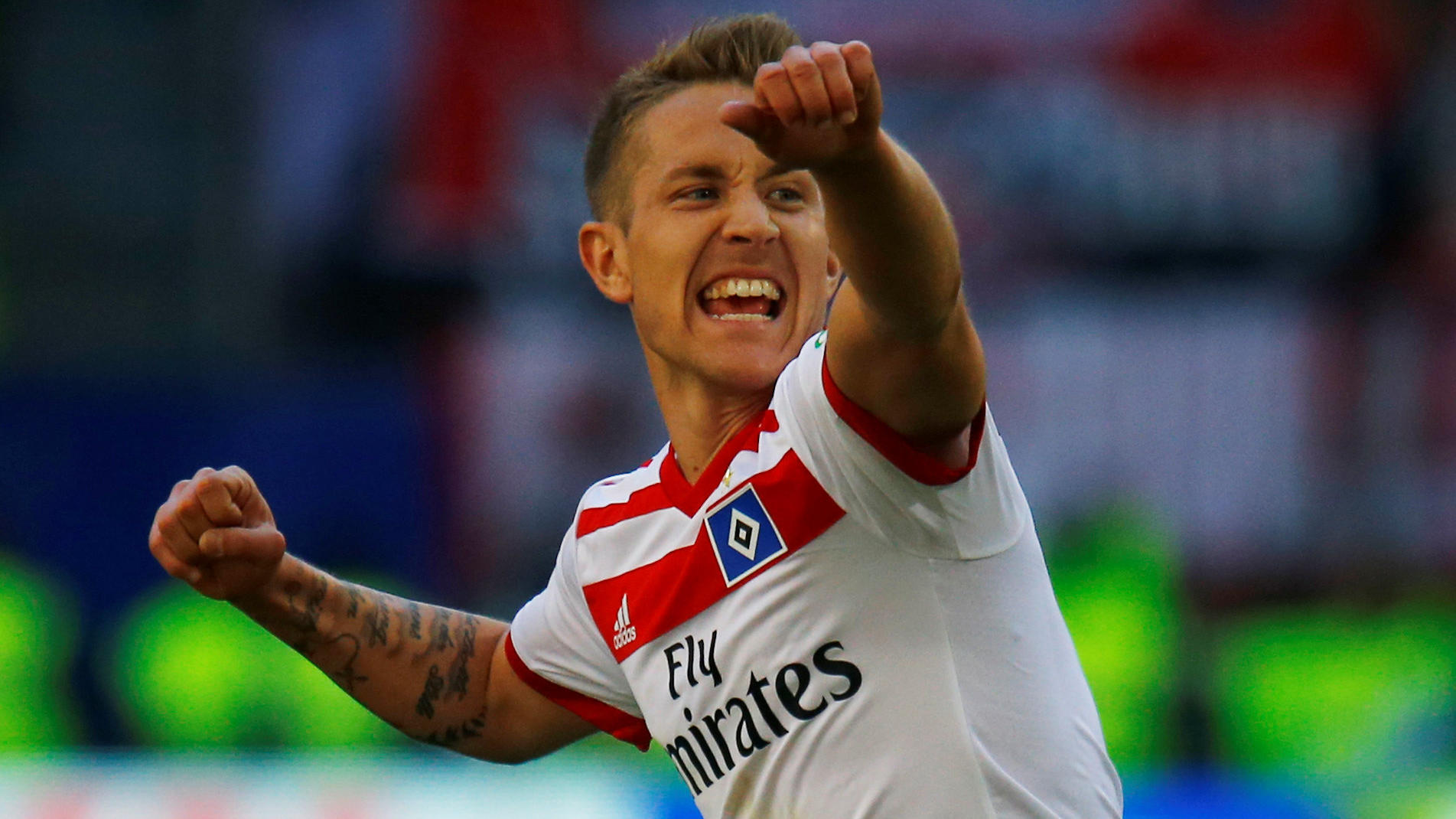Hamburg wittert Morgenluft - BVB nimmt Leverkusen auseinander Soccer Football - Bundesliga - Hamburger SV vs SC Freiburg - Volksparkstadion, Hamburg, Germany - April 21, 2018 Hamburg's Lewis Holtby celebrates after the match REUTERS/Morris Mac Matzen DFL RULES TO LIMIT THE ONLINE USAGE DURING MATCH TIME