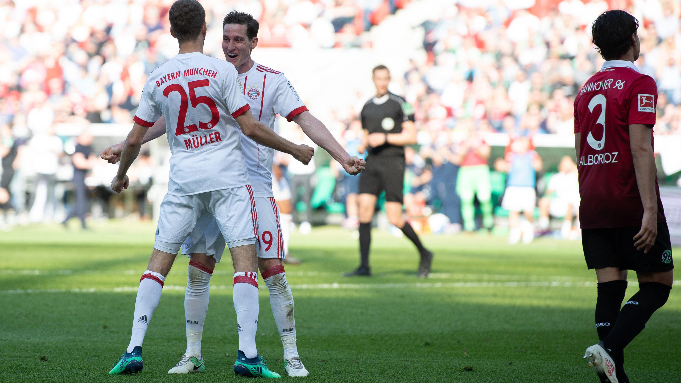 Hamburg wittert Morgenluft - BVB nimmt Leverkusen auseinander 21.04.2018, Niedersachsen, Hannover: Fußball Bundesliga, 31. Spieltag: Hannover 96 - FC Bayern München in der HDI-Arena. Torschütze Bayerns Sebastian Rudy und Bayerns Thomas Müller jubeln nach dem 0:3. Foto: Swen Pförtner/dpa - WICHTIGER HINWEIS: Auf