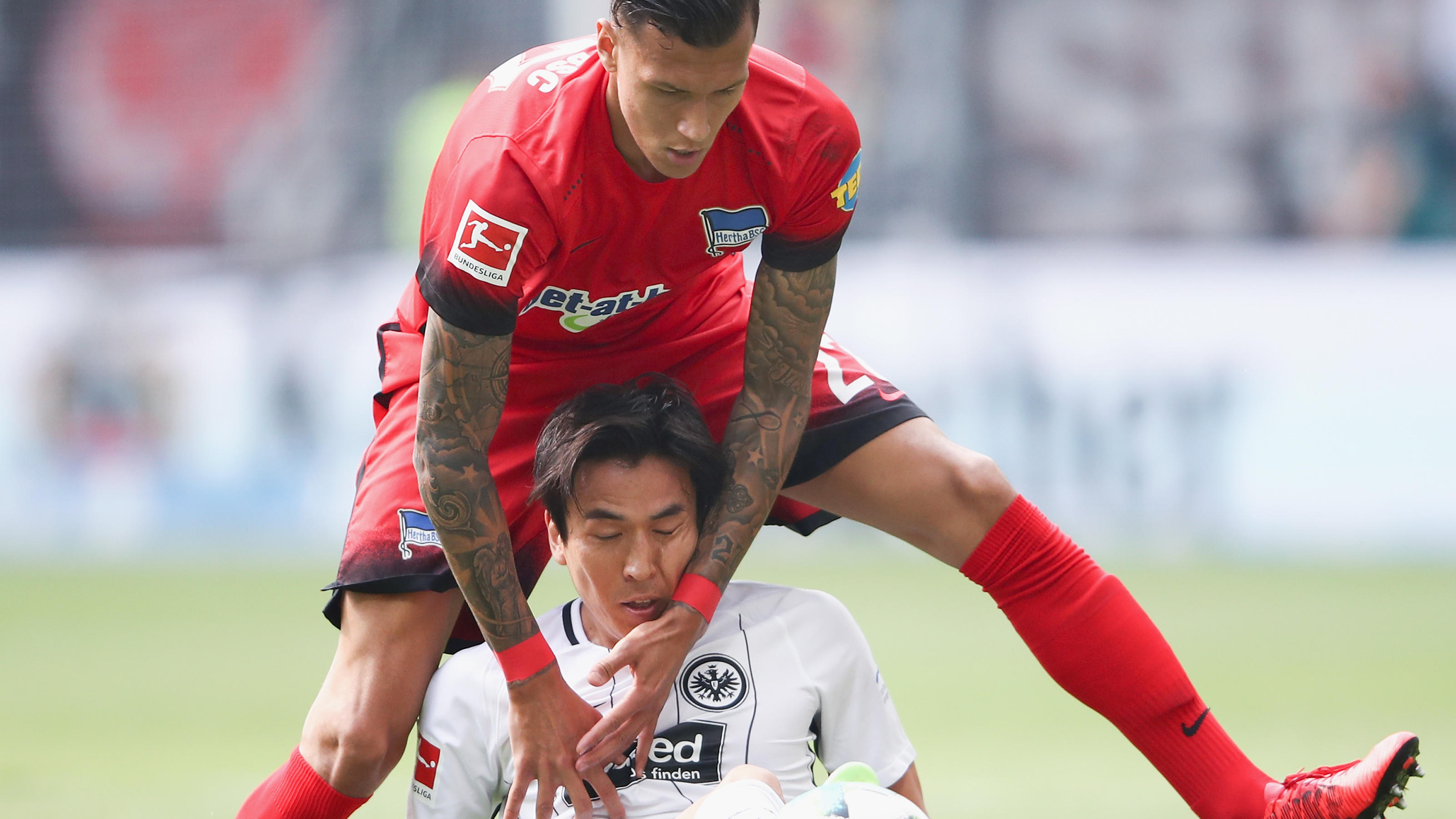 Hamburg wittert Morgenluft - BVB nimmt Leverkusen auseinander FRANKFURT AM MAIN, GERMANY - APRIL 21: Makoto Hasebe of Frankfurt is challenged by Davie Selke of Berlin during the Bundesliga match between Eintracht Frankfurt and Hertha BSC at Commerzbank-Arena on April 21, 2018 in Frankfurt am Main, Germany. (P