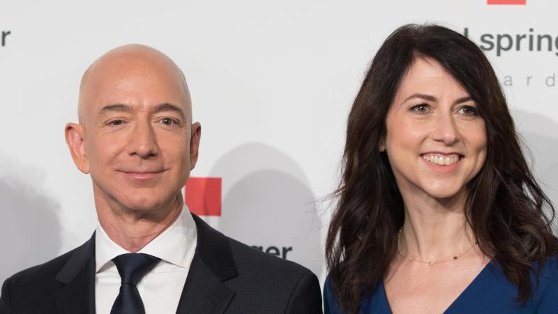 Reichster Mann der Welt: Amazon-Gründer Jeff Bezos will zwei Milliarden Dollar spenden Jeff Bezos und MacKenzie Bezos in Berlin