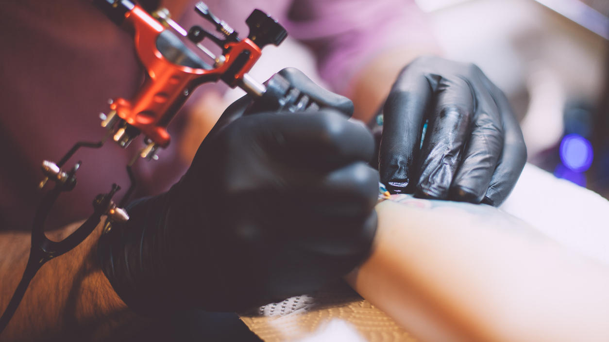Schwedische Mutter ändert Namen ihres Kindes - wegen Schreibfehler im Tattoo! Tätowierer bei der Arbeit
