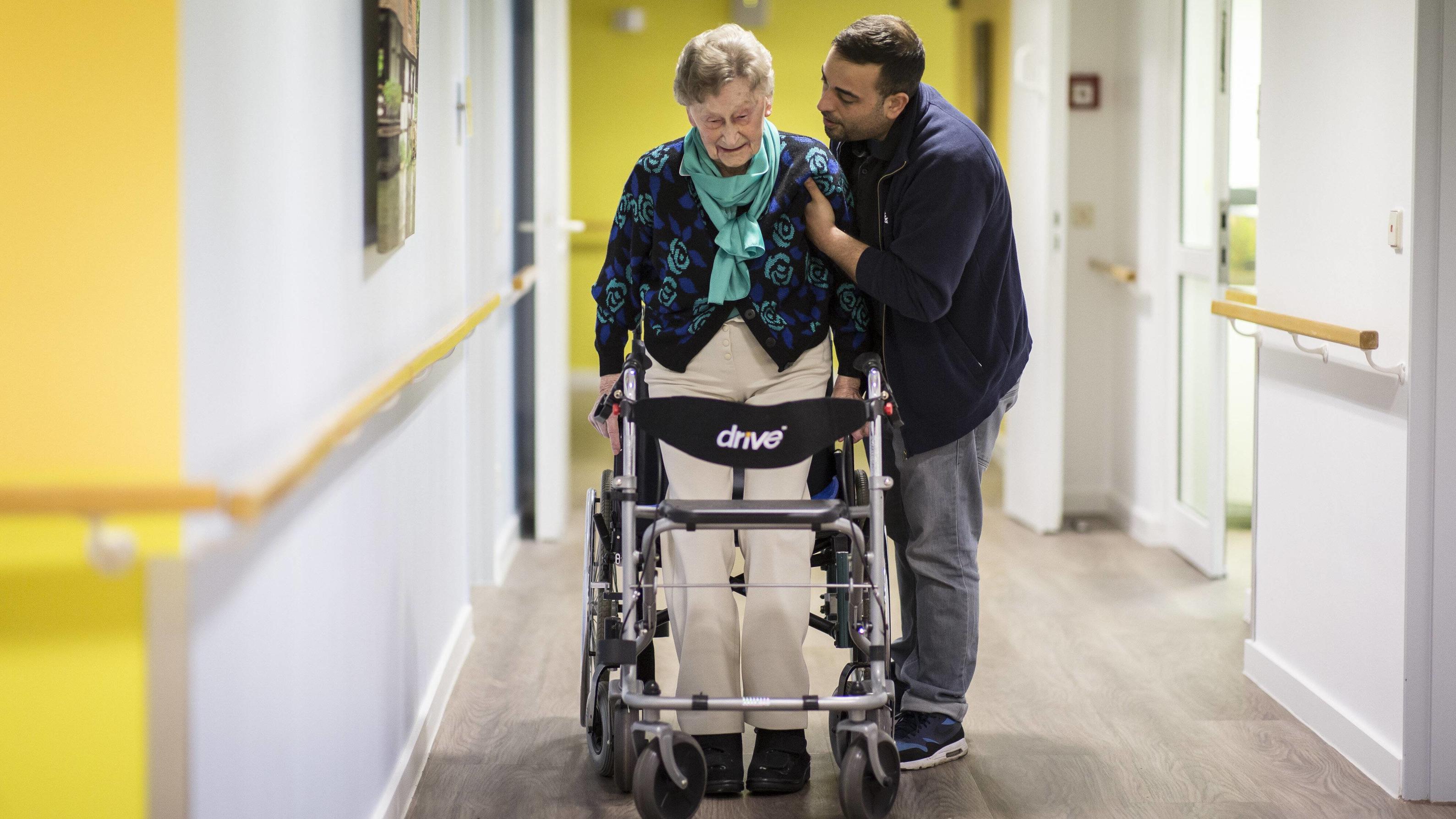 Pflegebeauftragter möchte Personal mit Prämie anlocken Ein Therapeut der Physiotherapie hilft einer aelteren Frau bei der Nutzung eines Rollators, aufgenommen in Berlin, 27.04.2018. NUR ZUR REDAKTIONELLEN VERWENDUNG. Berlin Deutschland *** A therapist of physiotherapy helps an older woman using a rollato