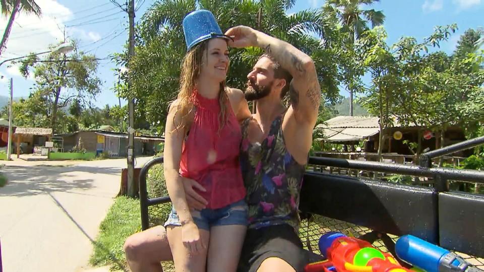 Bachelor in Paradise 2018: Single-Damen Viola, Svenja und Ela mischen das Paradies auf Das thailändische Neujahr wird traditionell mit einer großen Wasserschlacht gefeiert. Viola und Sebastian sind bei ihrem Date mittendrin.