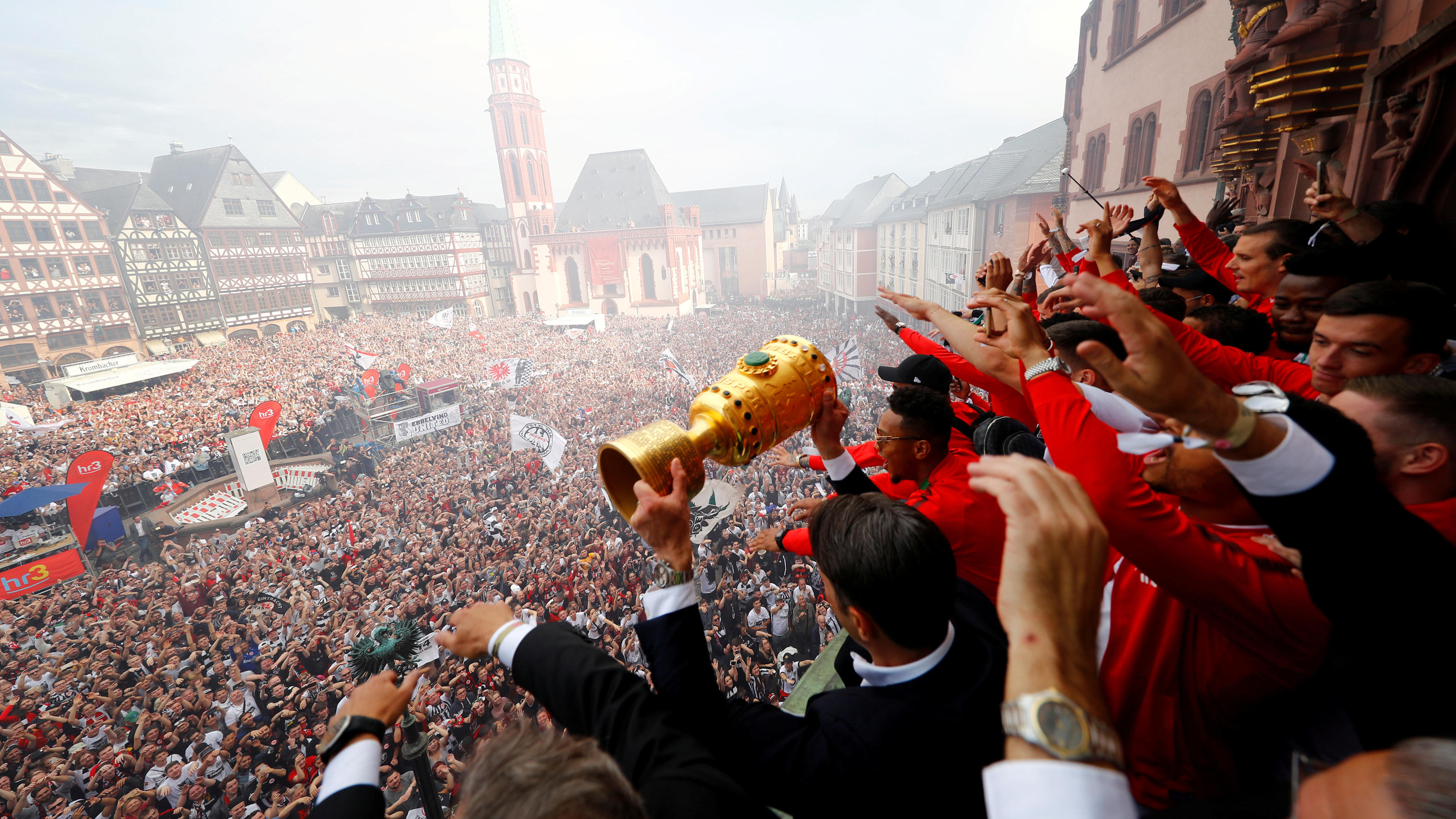 Megaparty in Frankfurt: Zehntausende feiern die Pokal-Helden Riesenstimmung in Frankfurt: Eine Stadt feiert die Sensationspokalsieger