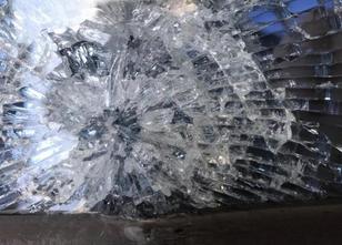 Mit mehreren Steine haben Täter in Bochum-Harpen einen ICE beworfen und dam... weiterlesen