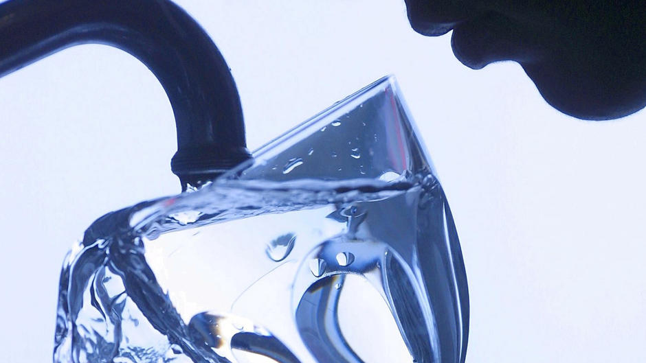 Ist Mineralwasser besser als Leitungswasser? Ist Mineralwasser besser als Leitungswasser?
