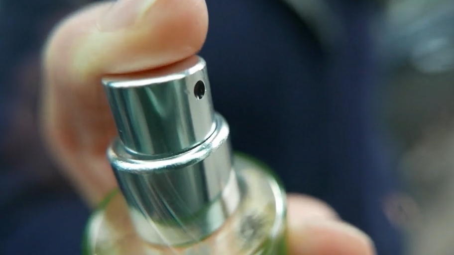 Deshalb sollten Sie Parfum nie ins Haar sprühen Deshalb sollten Sie Parfum nie ins Haar sprühen