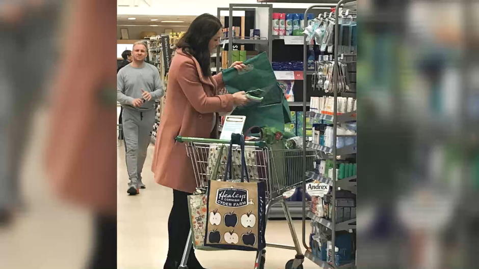 Hochschwangere Kate im Supermarkt unterwegs Hochschwangere Kate im Supermarkt unterwegs