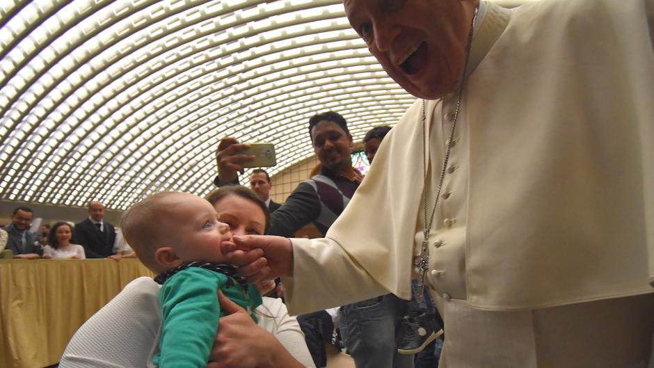 Dieses Baby hat den Papst gebissen Dieses Baby hat den Papst gebissen