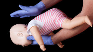 Babys vor dem Ersticken retten Babys vor dem Ersticken retten