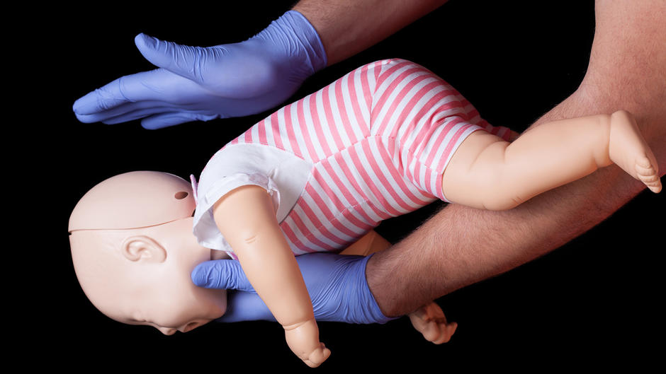 Babys vor dem Ersticken retten Babys vor dem Ersticken retten
