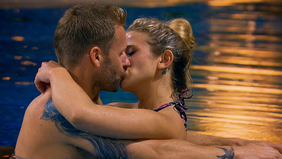 Heiße Küsse! Saskia und Christian machen im Pool rum Heiße Küsse! Saskia und Christian machen im Pool rum