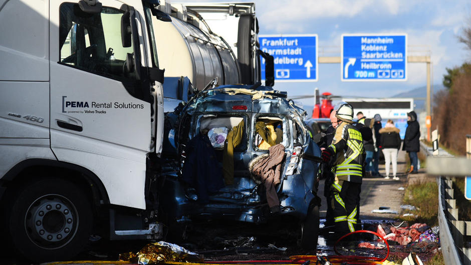 Zwei Autos zwischen Lastwagen eingequetscht Zwei Autos zwischen Lastwagen eingequetscht