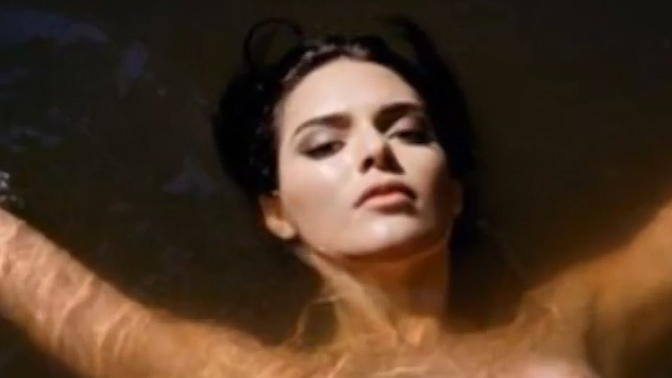 Kendall Jenner zeigt sich oben ohne Kendall Jenner zeigt sich oben ohne