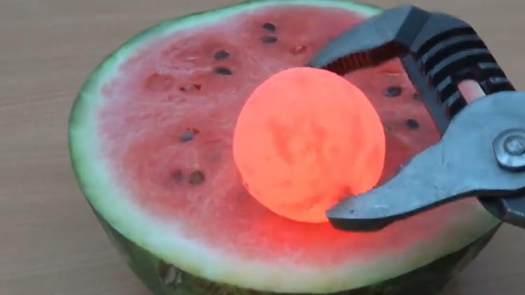 Wassermelone vs. Feuerkugel Wassermelone vs. Feuerkugel