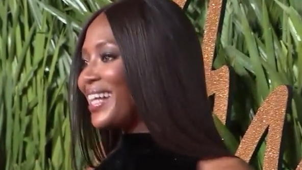 Naomi Campbell zeigt sich oben ohne Naomi Campbell zeigt sich oben ohne