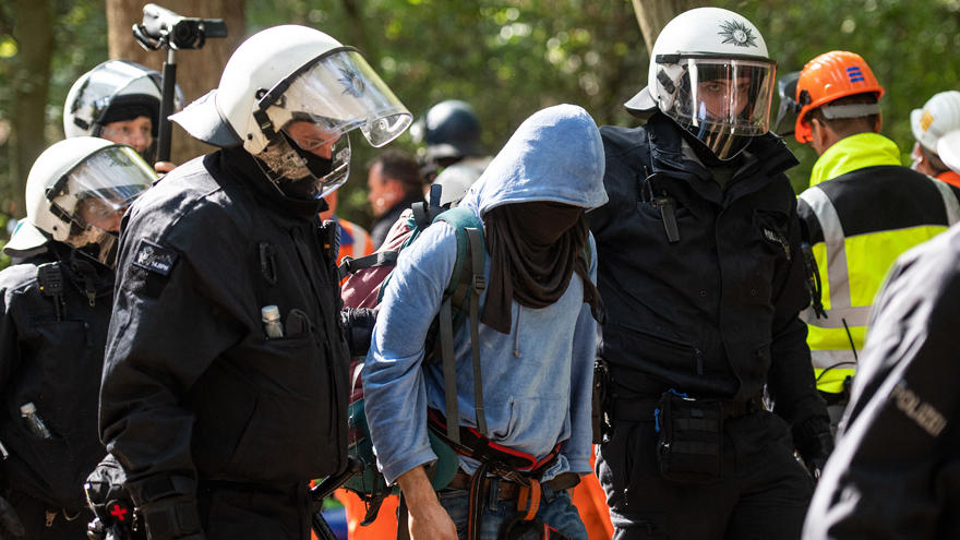 Aktivisten beschmeissen die Polizei mit Kot Aktivisten beschmeissen die Polizei mit Kot