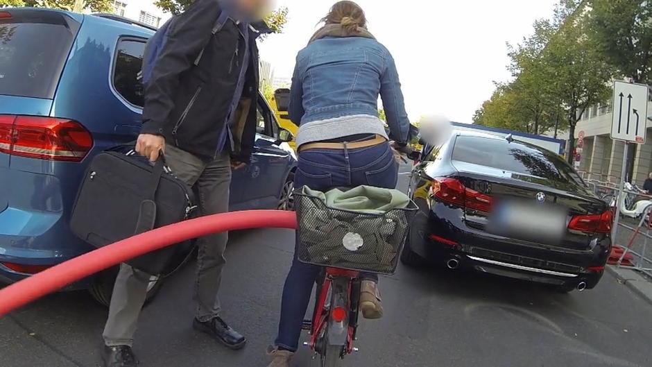 Hilft eine Poolnudel im Straßenverkehr? Hilft eine Poolnudel im Straßenverkehr?