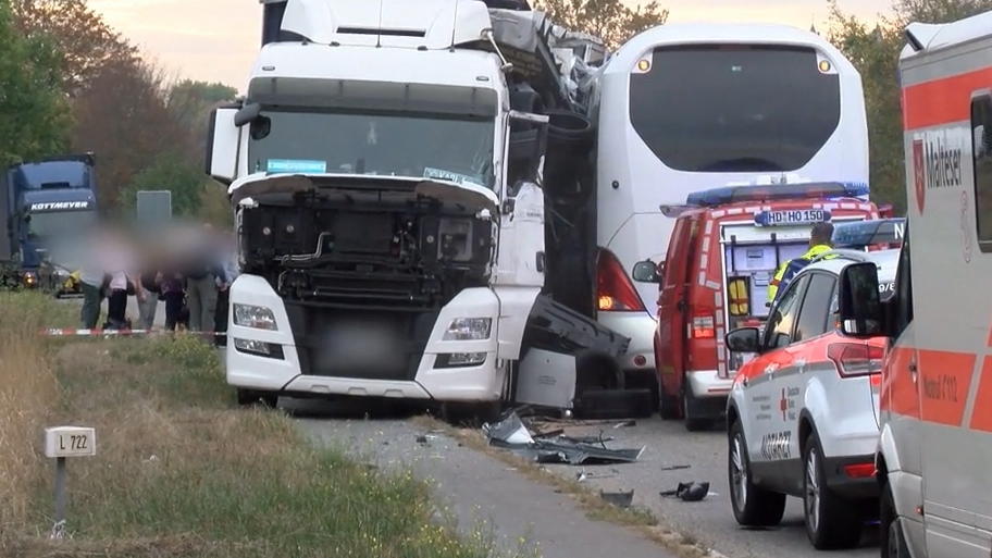 Bus kracht in Sattelschlepper: Neun Schwerverletzte Bus kracht in Sattelschlepper: Neun Schwerverletzte