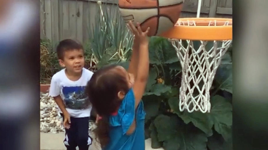 Kleine Basketballerin verzweifelt, aber ihr Bruder hilft Kleine Basketballerin verzweifelt, aber ihr Bruder hilft